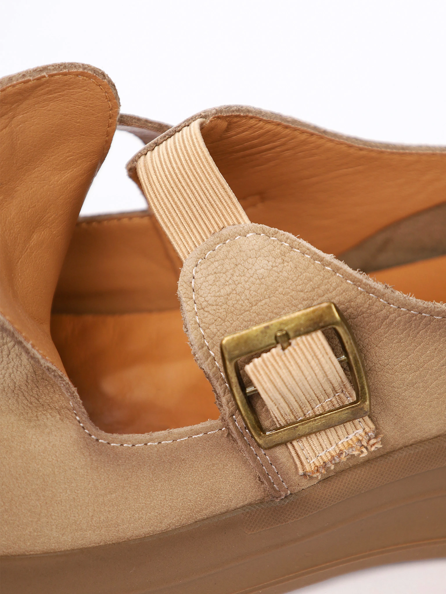 Туфли бежевого цвета из натурального нубука с застежкой ремешок